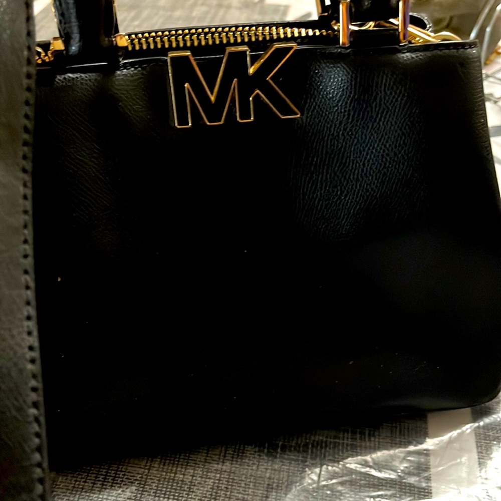 Black Michael kors hand and crossbody purse used twice in good condition